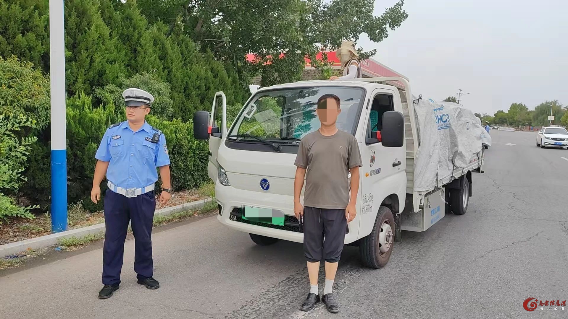 货车车厢载人=用司机和乘客的生命做赌注！
